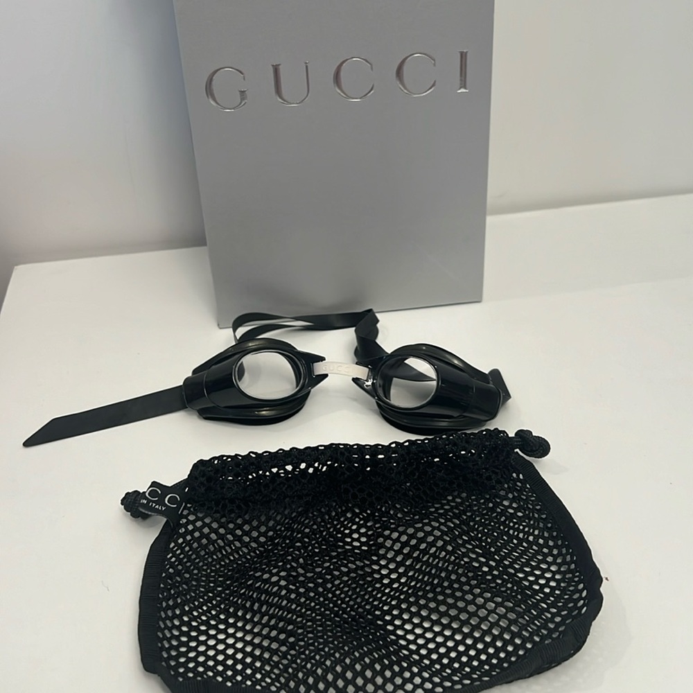 Gucci Goggles comes in a mess bag